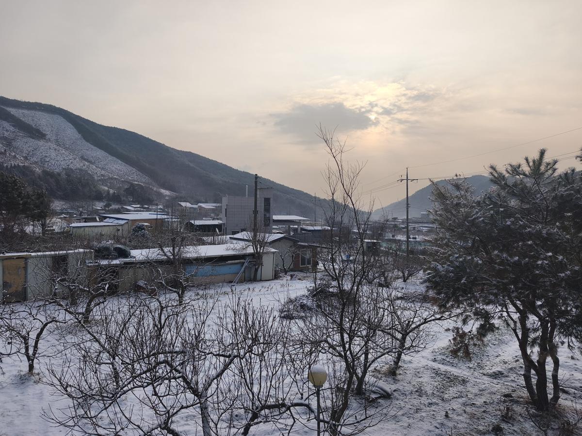 광양 대설 특보가 내려진 2층 집 창밖 설경 (Snowy view from Gwangyang)