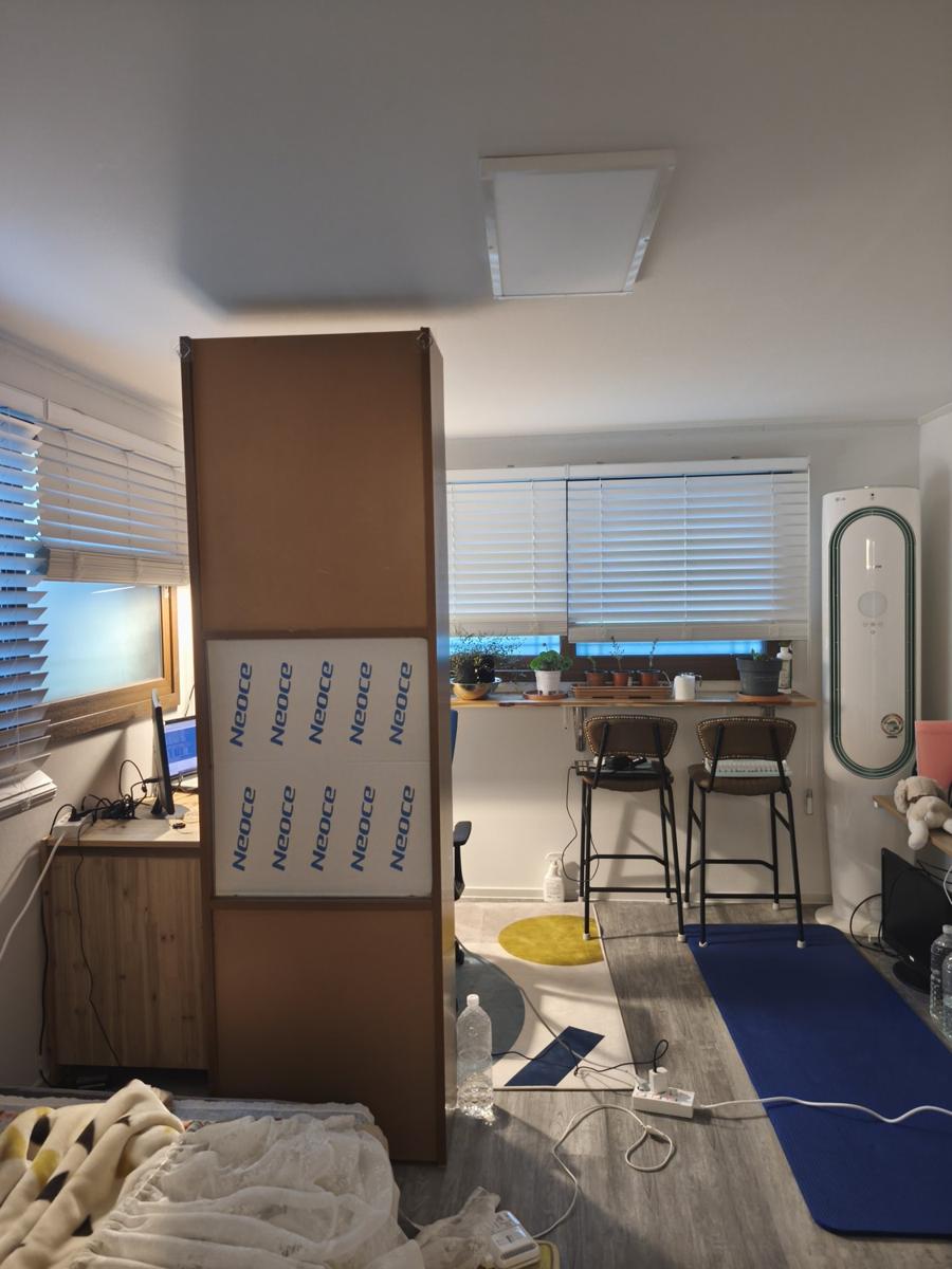 책장 뒷면 가리기 전 모습과 인테리어 고민