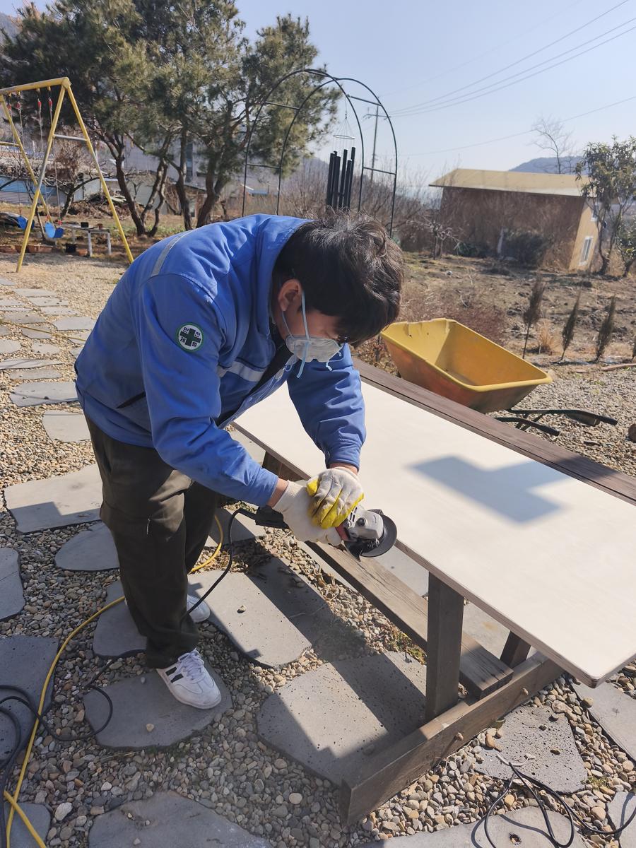 초등학생 딸 방꾸미기: 아빠의 자작나무 상판 그라인딩 작업 (Dad Grinding the Birch Tabletop)