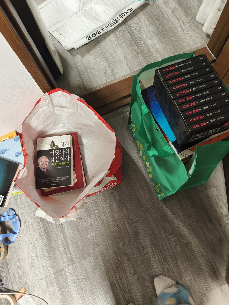 알라딘 중고책 팔기 - Pile of used books to sell