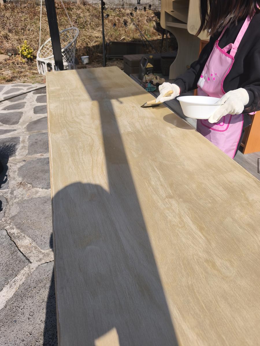 서윤이가 상판에 오일스테인 칠하는 모습 (Seo-yoon Painting Oil Stain)