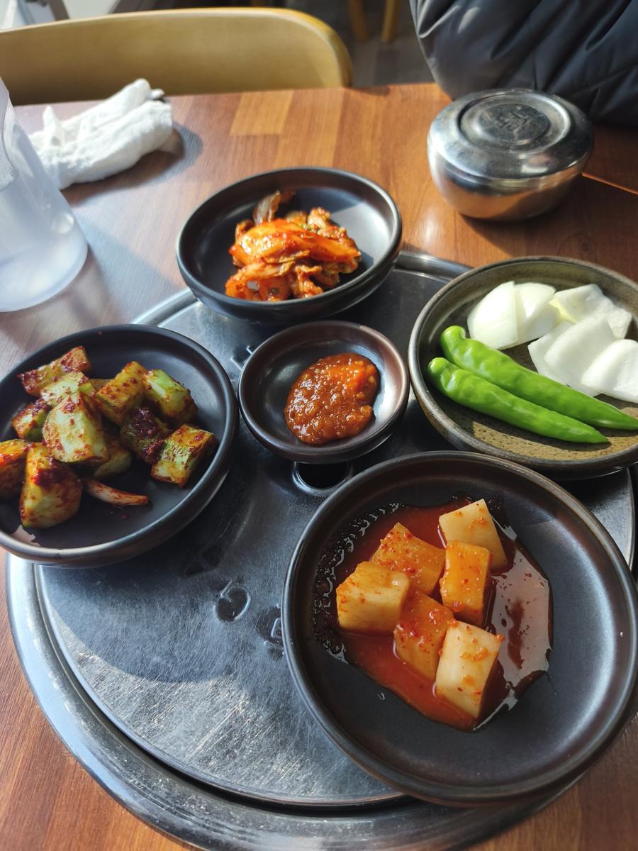 Traditional Korean side dishes including cucumber kimchi and kkakdugi