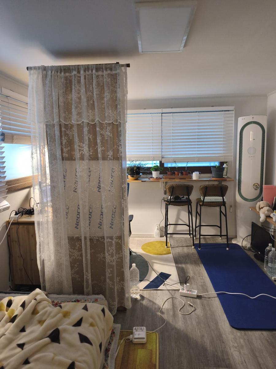 다이소 레이스 커튼으로 완성한 책장 가림막 인테리어