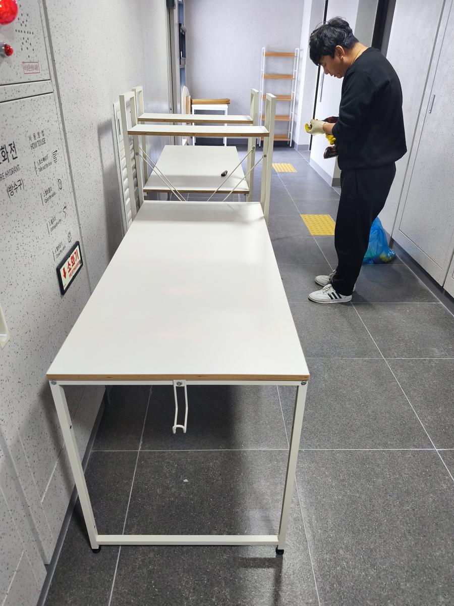 당근마켓에서 득템한 조립식 책상 2개 (Desks Found on Karrot Market)