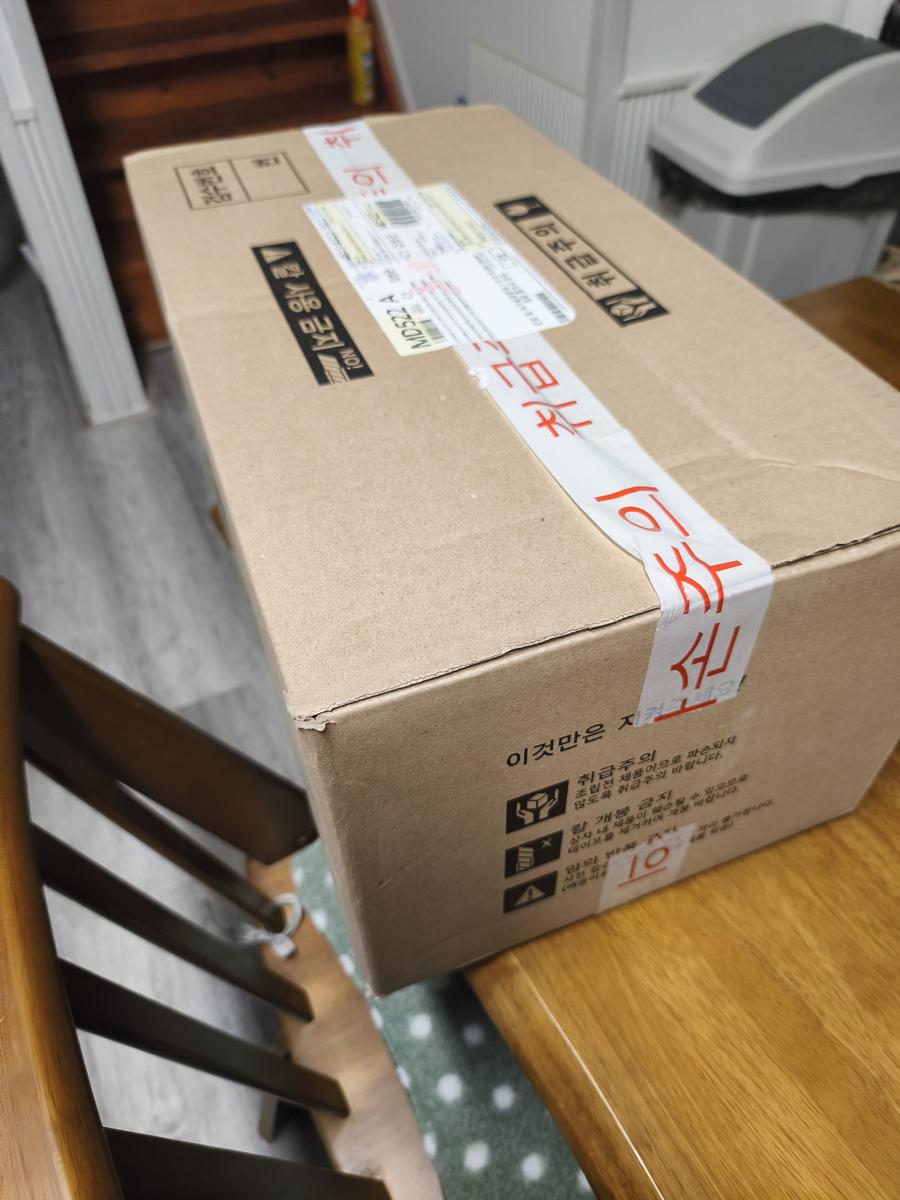 초등학생 딸 방꾸미기: 도착한 조명 택배 박스 언박싱 (Unboxing the Lighting Fixture)