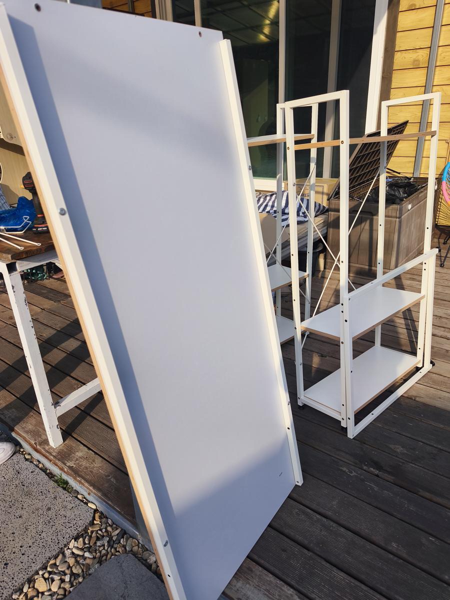 당근마켓 책상: 집 앞 마당에 가져온 분해된 책상 부품들 (Disassembled Desk Parts in the Yard)