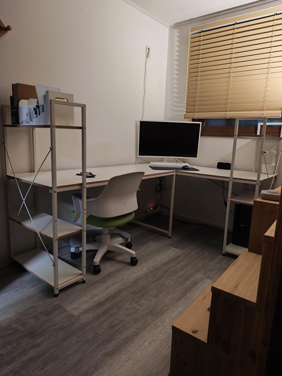 서윤이 방에 설치 완료된 화이트 철제 책상 (New White Desk in Seo-yoon's Room)
