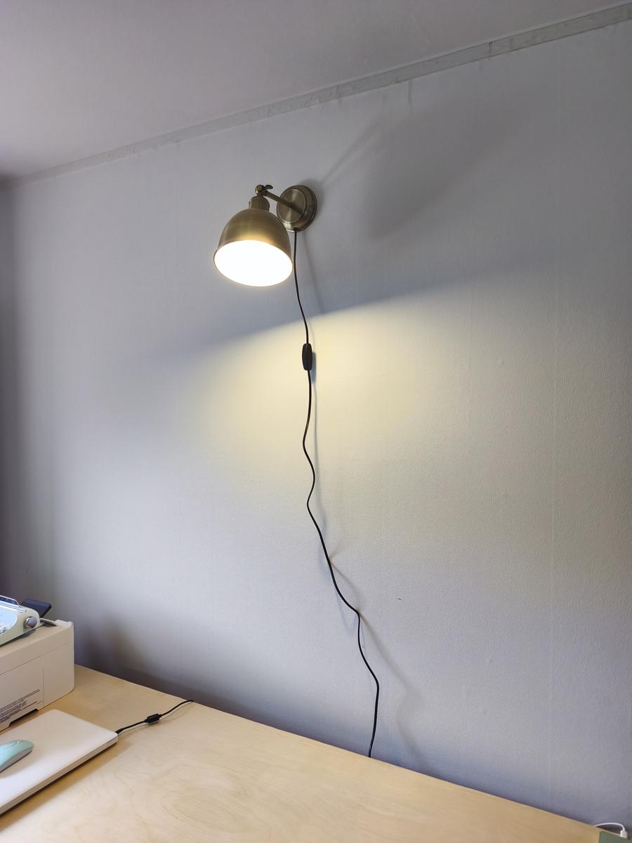 초등학생 딸 방꾸미기: 설치가 완료된 감성 조명 (Installed Warm Lighting)