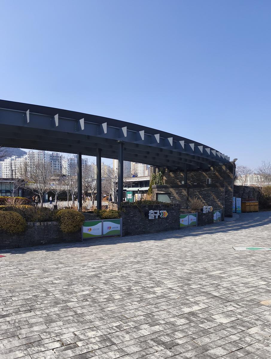 순천만국가정원 봄꽃: 여유로운 주차가 가능한 순천만국가정원 서문 입구 (West Gate entrance of Suncheon Bay National Garden)