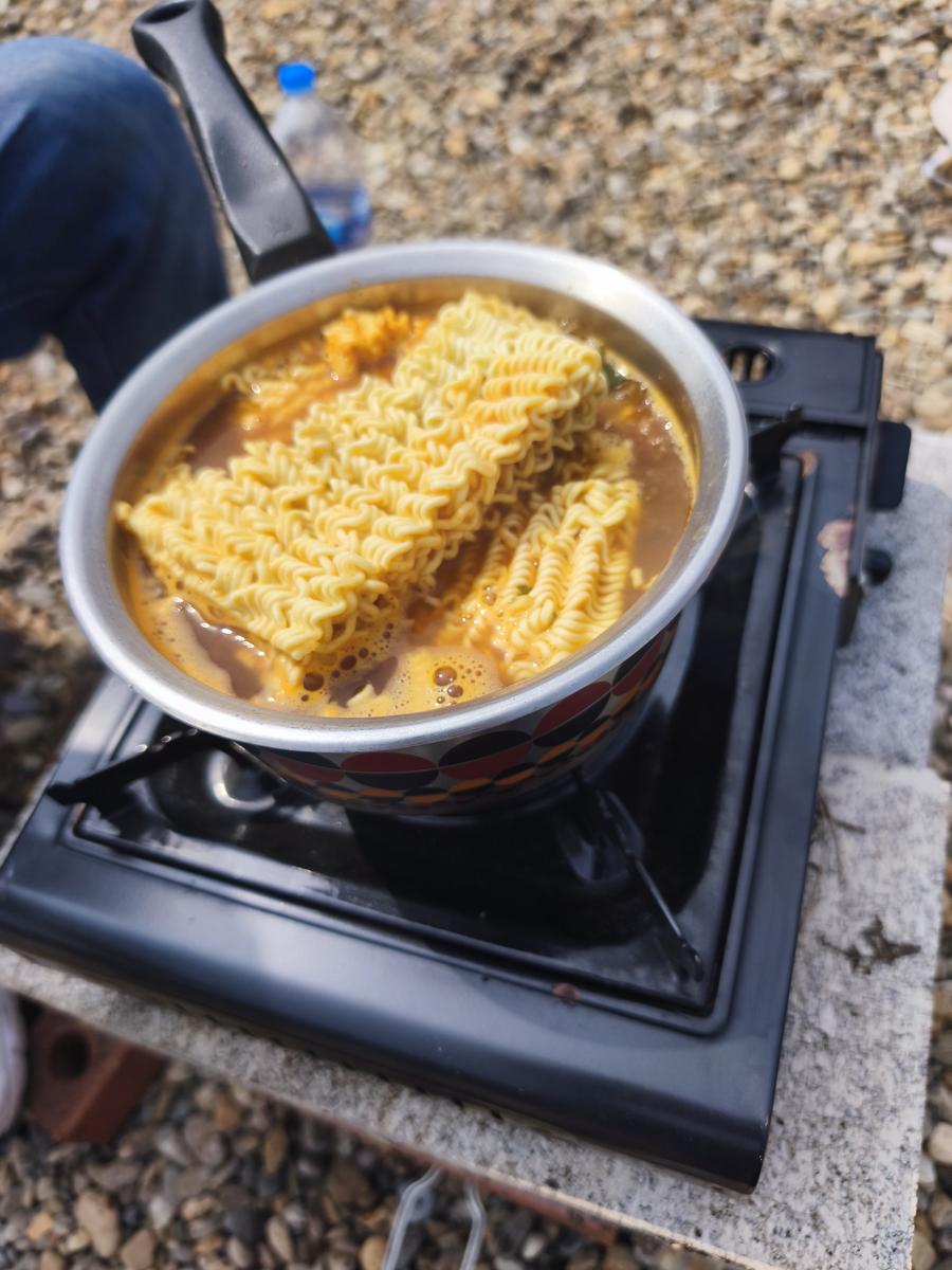 광양 성황스포츠센터 탁구장: 마당에서 끓여 먹은 올해 최고의 야외 라면 (The best outdoor ramen eaten in the yard this year)