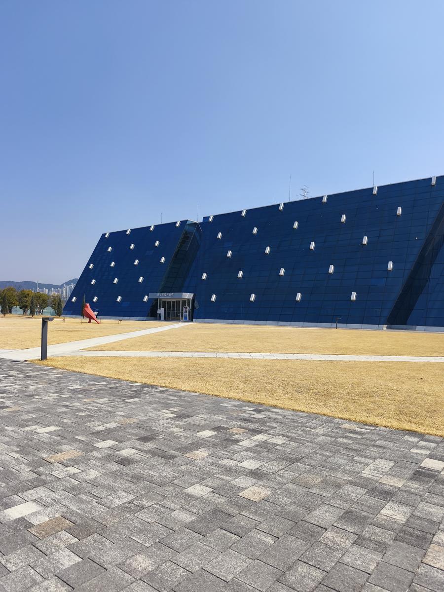 광양 전남도립미술관 전시: 넓은 앞뜰 잔디밭을 자랑하는 광양 전남도립미술관 외관 (Exterior of Jeonnam Museum of Art with a spacious front lawn)