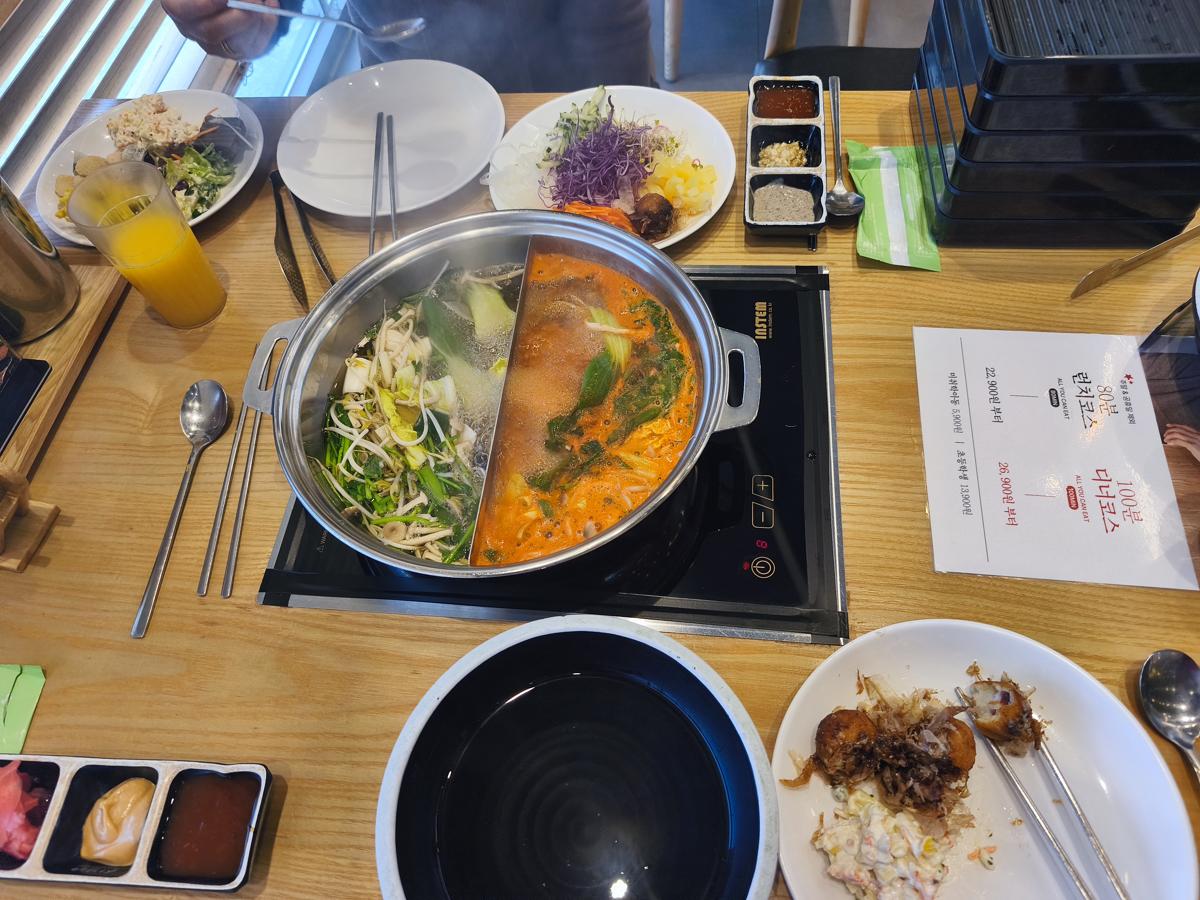 순천만정원 튤립: 신라면 맛의 얼큰 육수와 인기 만점 가쓰오부시 육수 (Spicy broth like Shin Ramyun and the popular Katsuobushi broth)