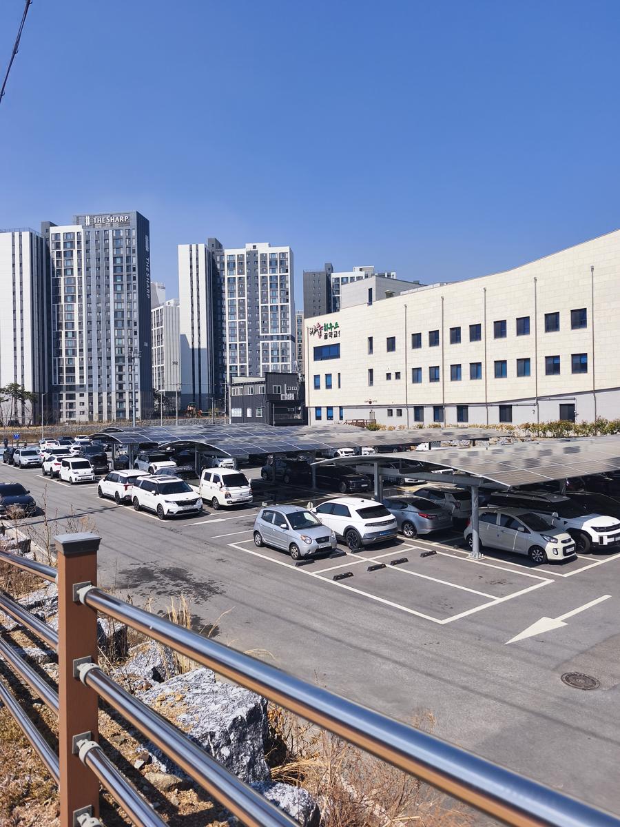 광양 성황스포츠센터 탁구장: 주차 스트레스 없는 넓고 쾌적한 주차장 (Spacious and pleasant parking lot with no parking stress)