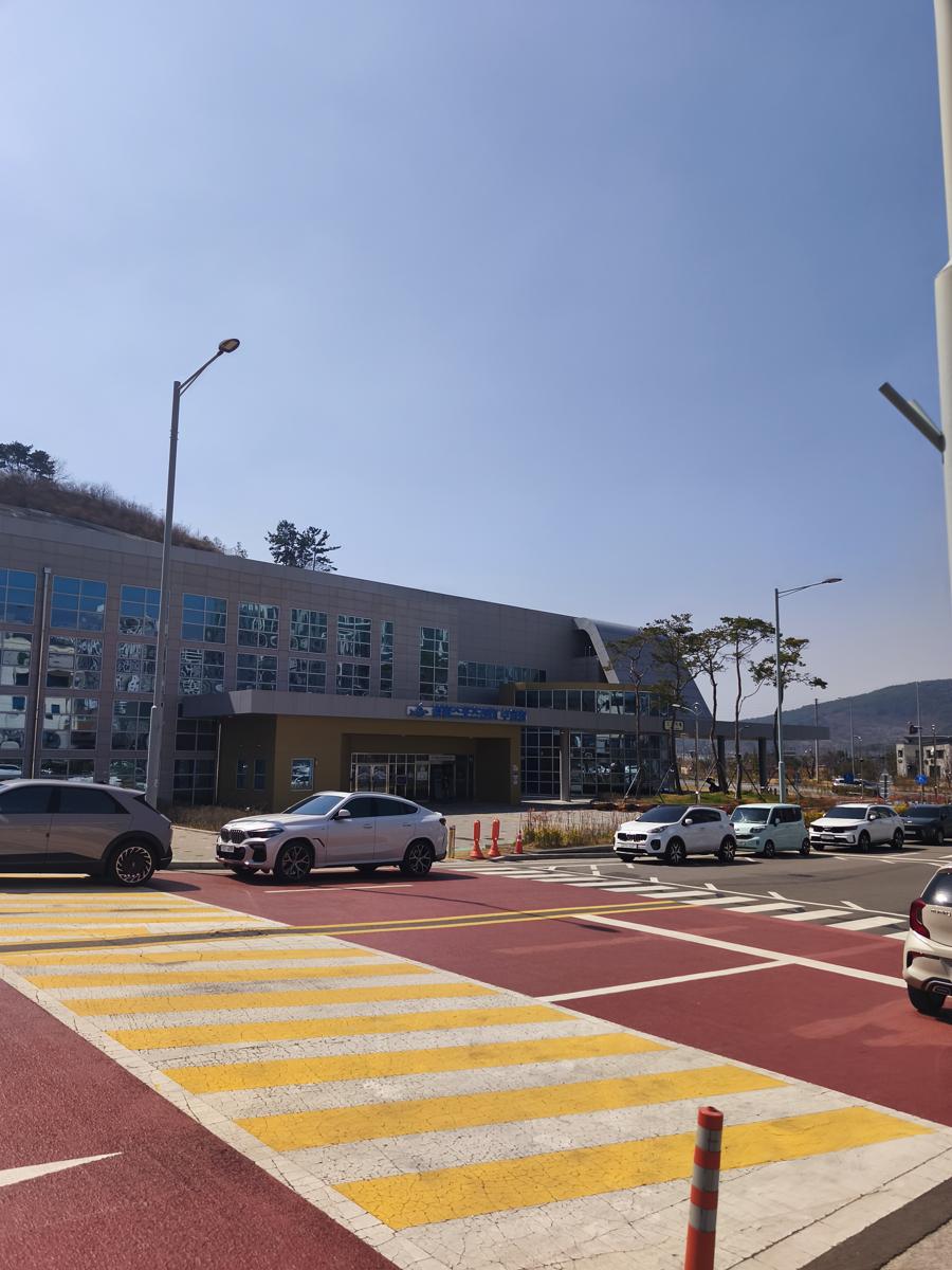 광양 성황스포츠센터 탁구장: 인기 만점이라 추첨제로 운영되는 저렴한 수영장 (Popular, affordable swimming pool operated on a lottery basis)