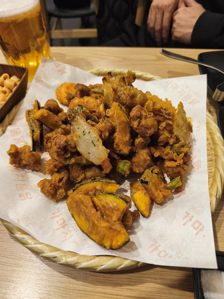 순천만가든마켓 봄꽃: 가성비 최고 안주! 푸짐한 야채와 닭똥집 튀김 (Best value snack! Generous veggies and chicken gizzard tempura)