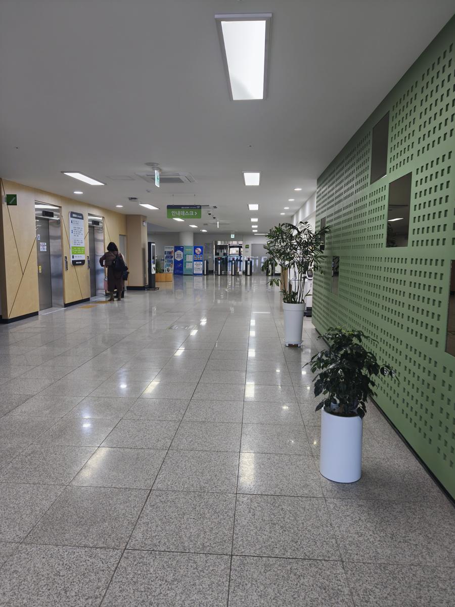 광양 성황스포츠센터 탁구장: 입구에 들어서면 바로 보이는 편리한 결제 데스크 (Convenient payment desk right at the entrance)