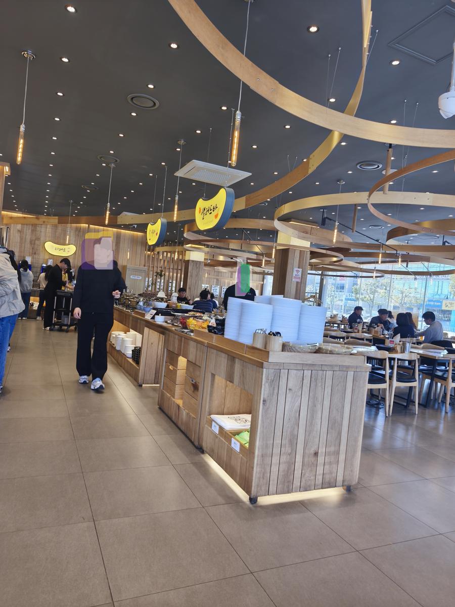 순천만정원 튤립: 월요일 점심시간이라 널널하고 쾌적한 샤브20 매장 내부 (Spacious interior of Shabu 20 on a relaxed Monday lunch time)