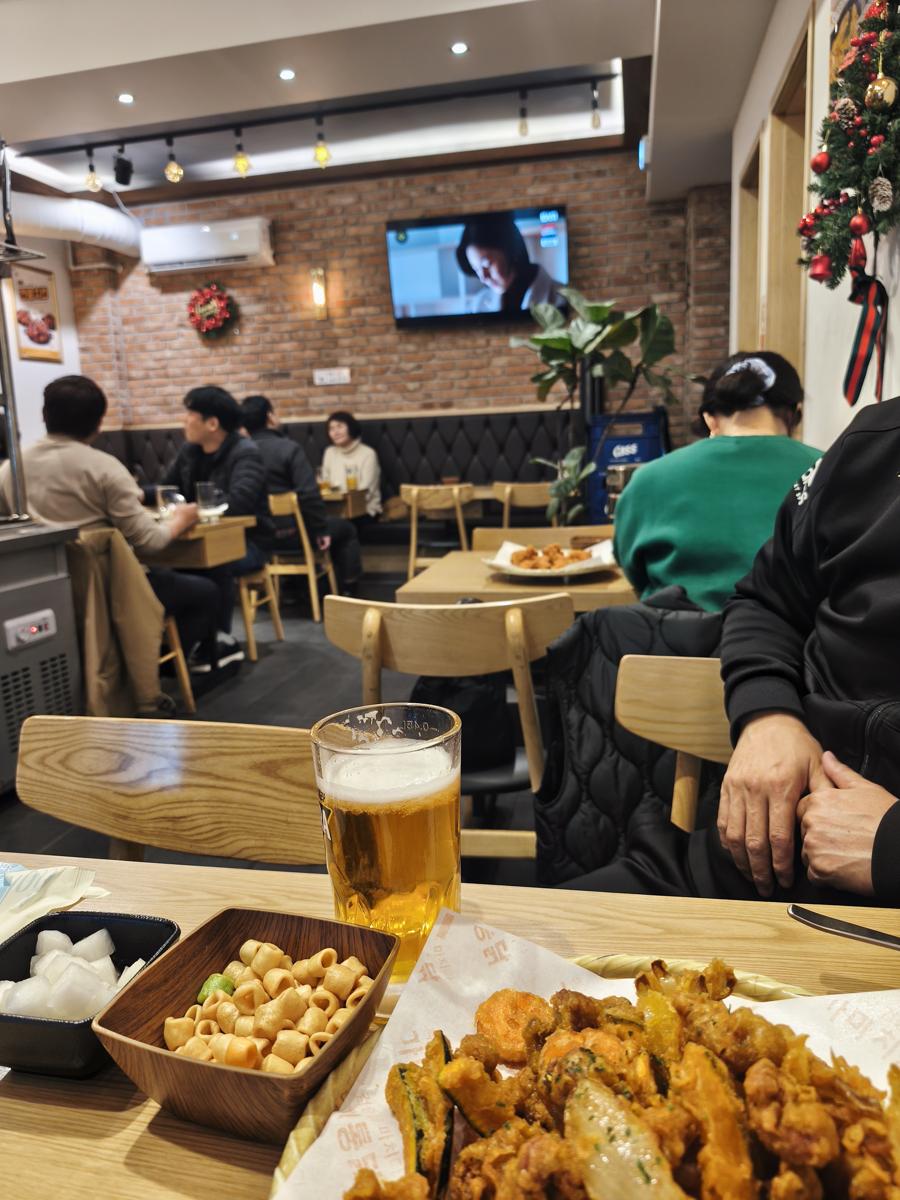 순천만가든마켓 봄꽃: 단호박과 고추튀김이 어우러져 더욱 바삭한 맛 (Even crispier taste blended with sweet pumpkin and pepper tempura)