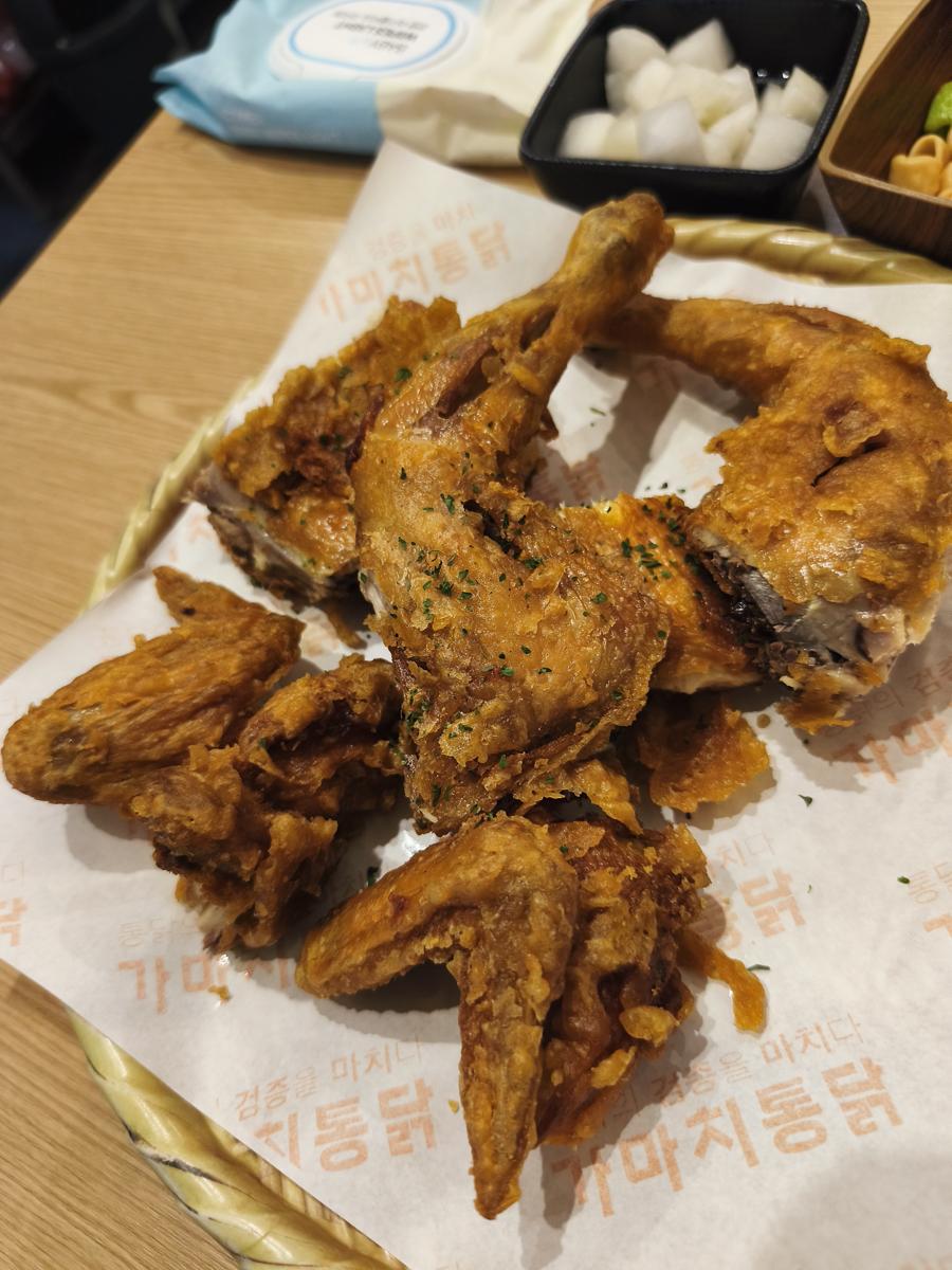 순천만가든마켓 봄꽃: 남편의 살얼음 생맥주 단짝, 살이 꽉 찬 옛날통닭 (Husband's slushy draft beer best friend, meaty old-style chicken)