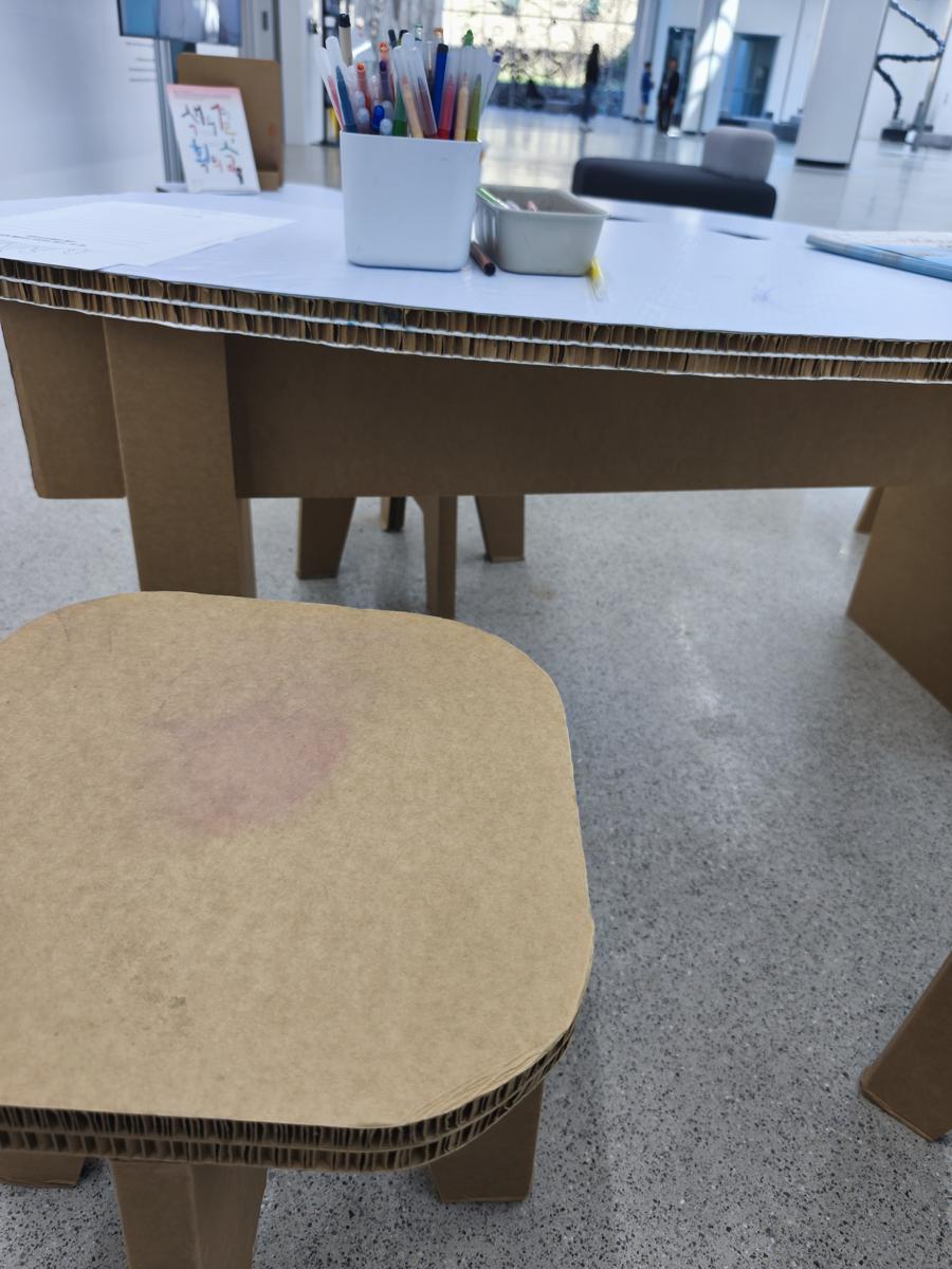광양 전남도립미술관 전시: 어른이 앉아도 튼튼한 재미있는 친환경 골판지 책상과 의자 (Fun eco-friendly cardboard desks and chairs, sturdy even for adults)