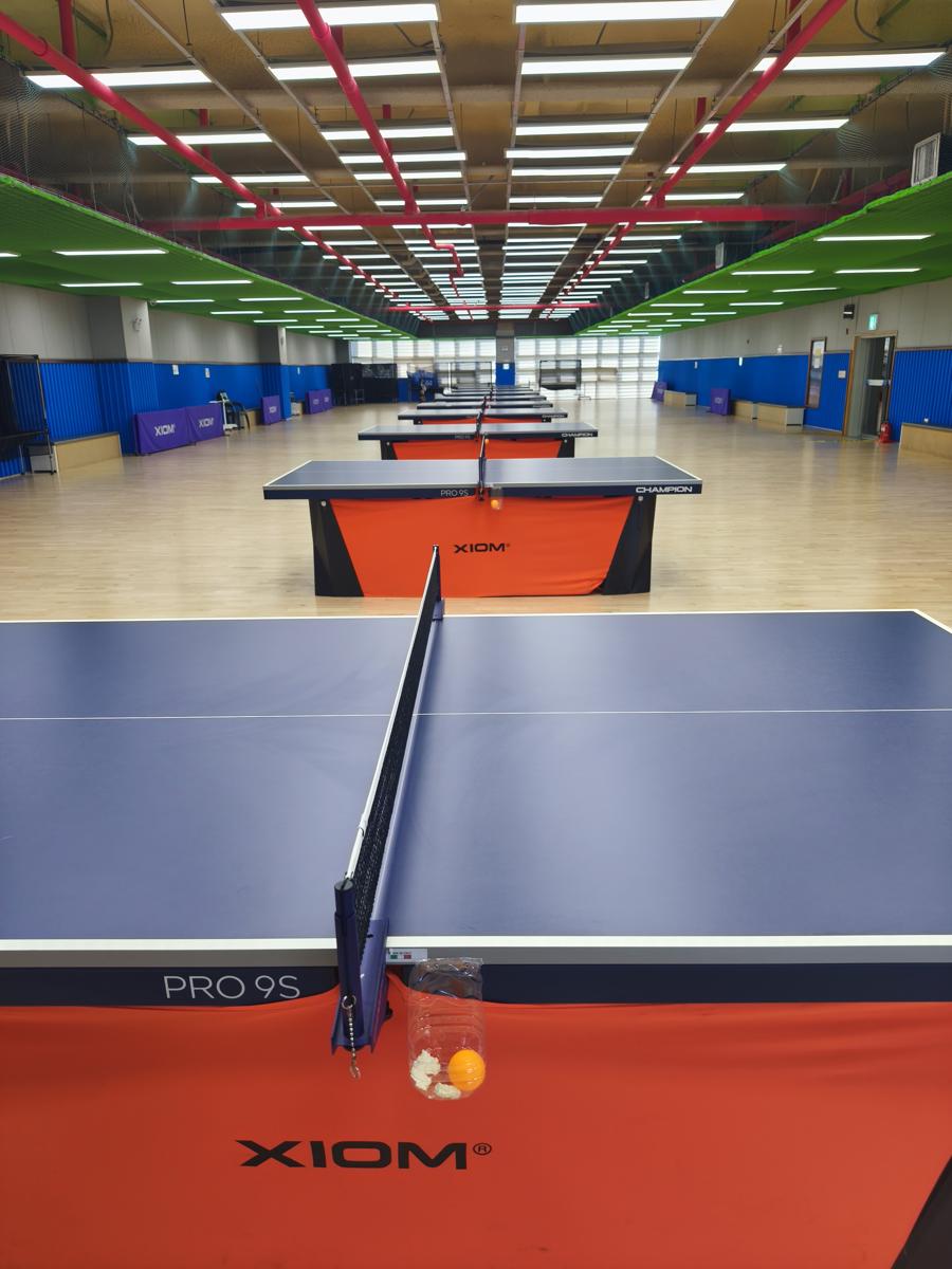 광양 성황스포츠센터 탁구장: 총 10대의 탁구대가 있는 넓은 탁구장 전체 전경 (Full view of the spacious table tennis room with 10 tables)