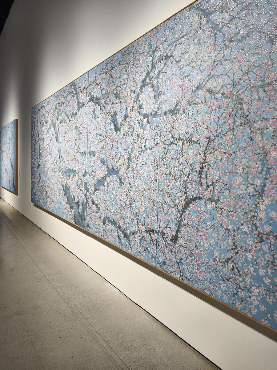 광양 전남도립미술관 전시: 매화 혹은 벚꽃이 흐드러지게 피어난 아름다운 대형 작품 (Beautiful large artwork with profusely blooming plum or cherry blossoms)