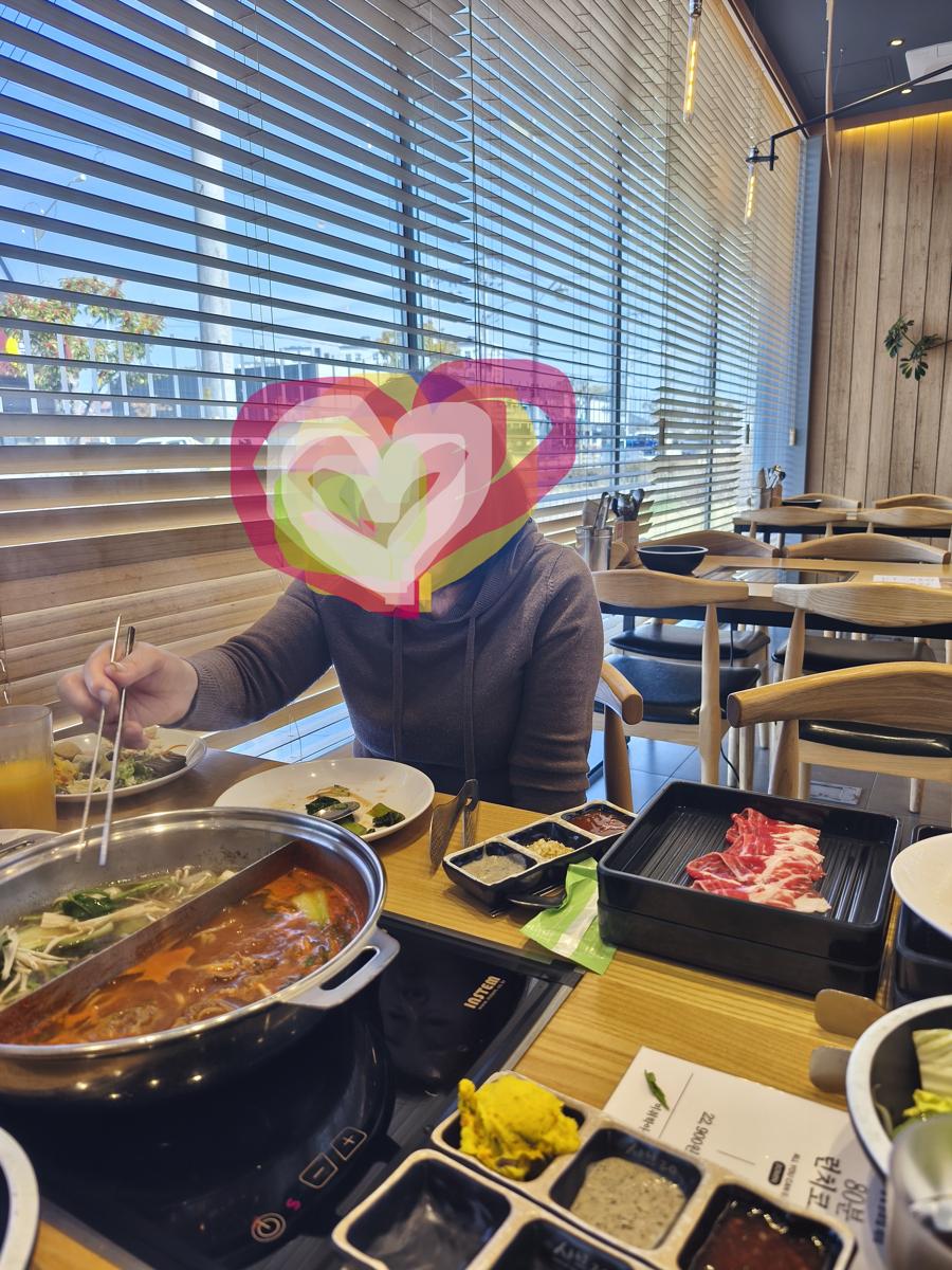 순천만정원 튤립: 샤브샤브를 아주 맛있게 즐기고 계시는 어머니 모습 (My mother enjoying the shabu-shabu meal deliciously)