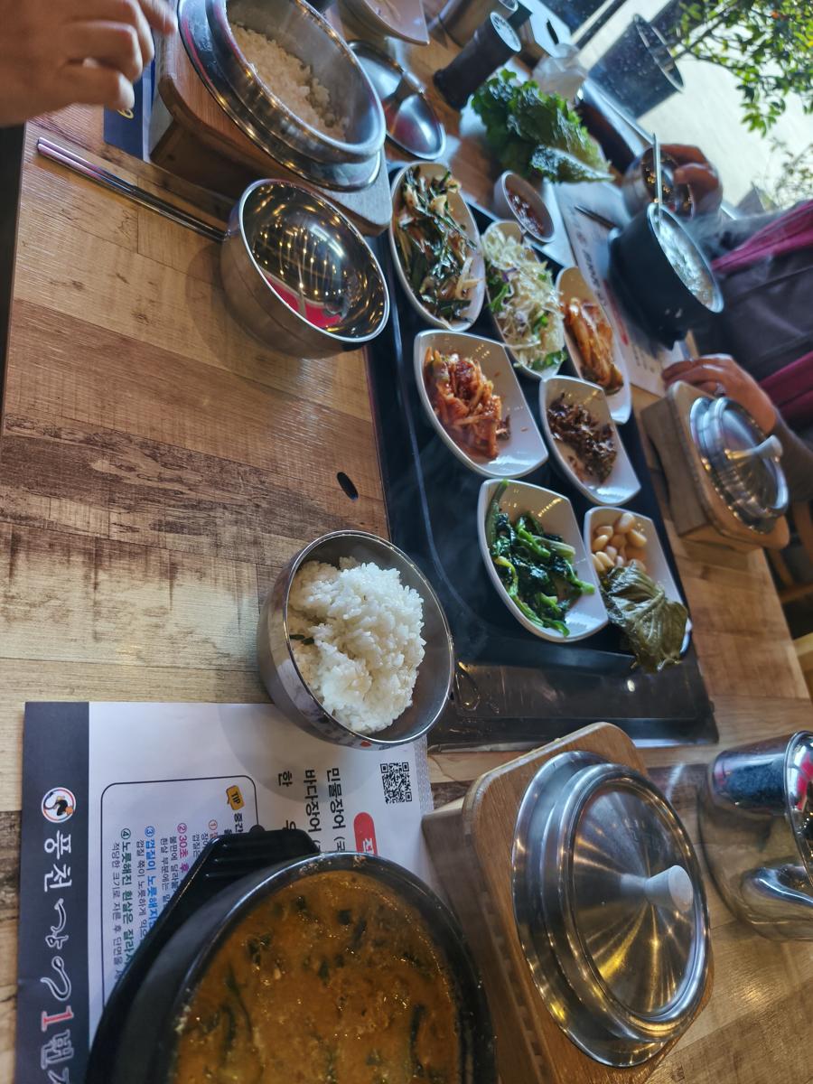 광양 전남도립미술관 전시: 단돈 만 원! 푸짐한 밑반찬과 솥밥이 추가 가능한 가성비 장어탕 (Only 10,000 won! Cost-effective eel soup with plenty of side dishes and optional pot rice)