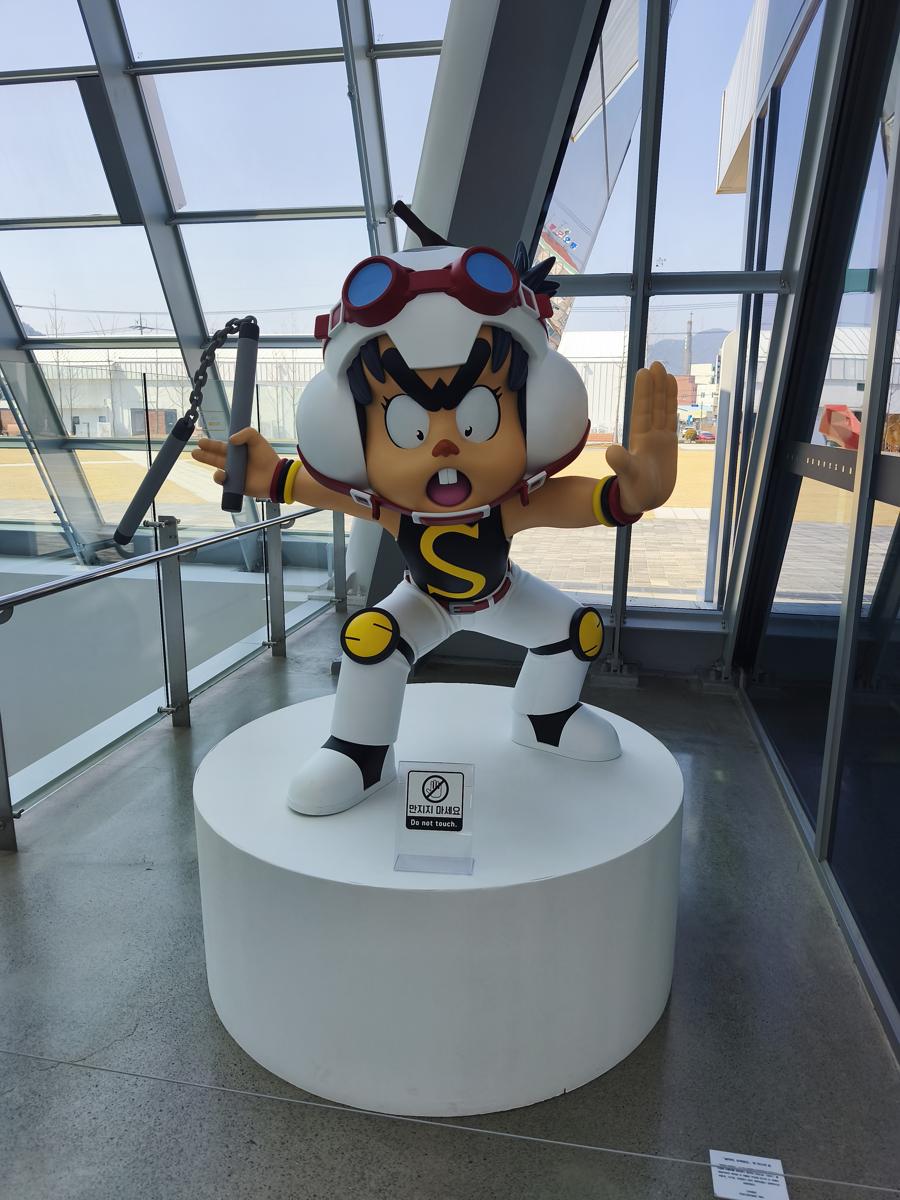 광양 전남도립미술관 전시: 추억의 만화 날아라 슈퍼보드의 거대한 손오공 피규어 (Giant Son Goku figure from the classic animation Fly Superboard)
