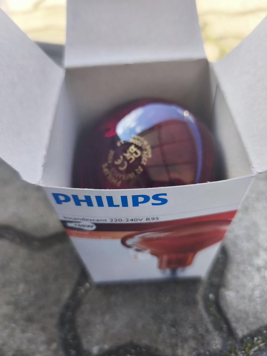 병아리 부화기 육추기 만들기: 화재 예방용 사기 소켓과 눈을 보호해 주는 붉은빛 적외선 램프 (Ceramic socket for fire safety and red infrared lamp for eye protection)