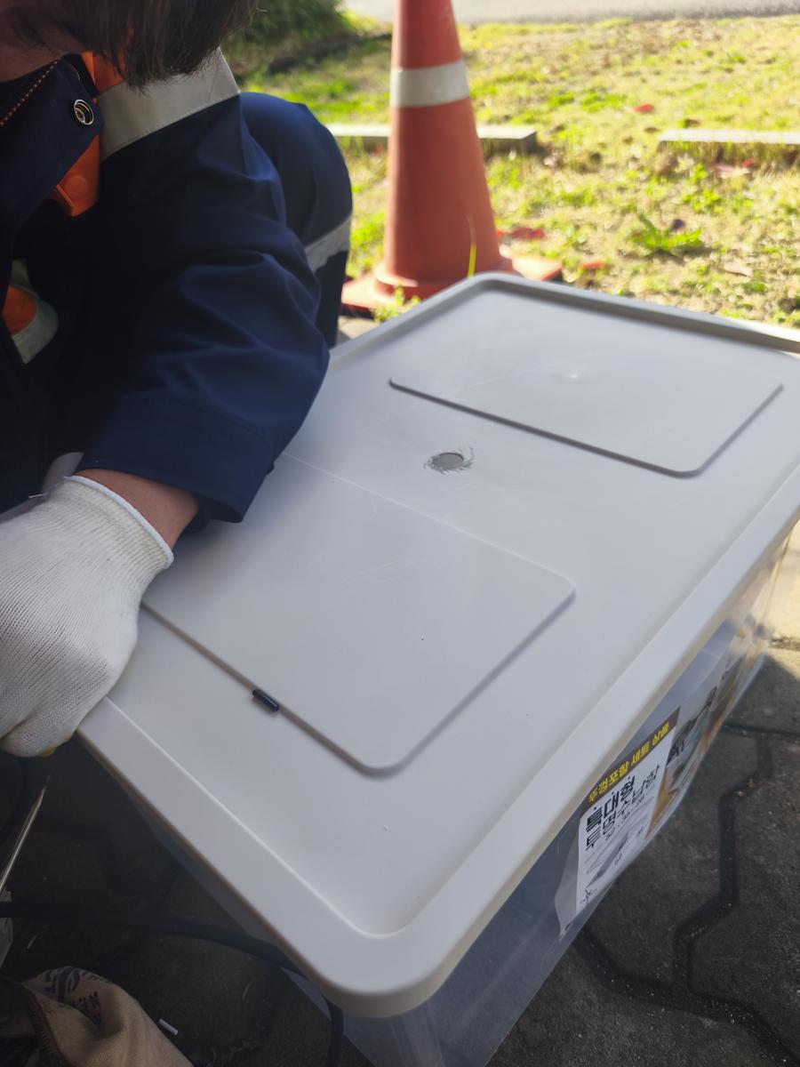 병아리 부화기 육추기 만들기: 다이소 투명 박스와 드릴을 이용해 열심히 육추기를 만드는 남편 (Husband making a brooder using a Daiso transparent box and a drill)